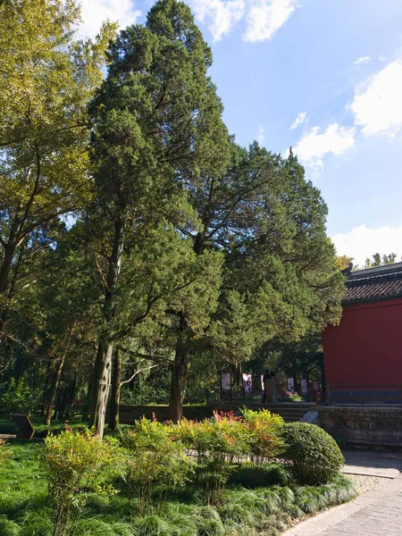 Ming Xiaoling Anıt Mezarı - Ming Xiaoling Anıt Mezarı, Çin 'deki ilk Ming Mezarı, Ming Hanedanı' nın ilk zamanlarındaki en büyük mimari ve taş oyma sanatını temsil eden görkemli ve görkemli bir yerdir.