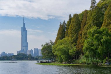 Sonbaharda Xuanwu Gölü - Zifeng İnşaat ve Jiming Tapınağı 'nın uzak bir manzarası