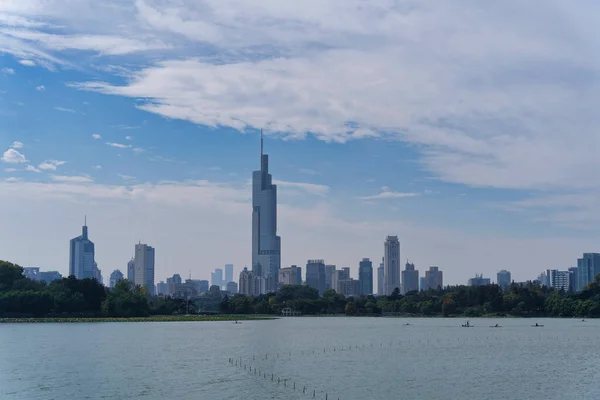 Sonbaharda Xuanwu Gölü - Zifeng İnşaat ve Jiming Tapınağı 'nın uzak bir manzarası