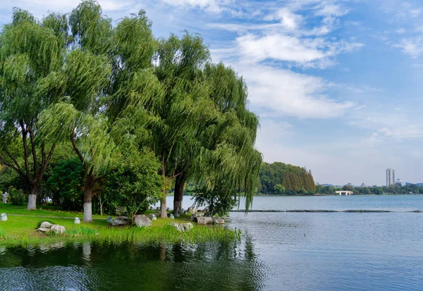 Sonbaharda Xuanwu Gölü - Zifeng İnşaat ve Jiming Tapınağı 'nın uzak bir manzarası