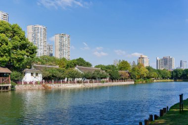 Hazine Gemisi Tersanesi Parkı - Park üç kuru rıhtım havuzu ve bir müze gibi gösterileri barındırıyor, bir hazine gemisinin tam boyutlu kopyası.