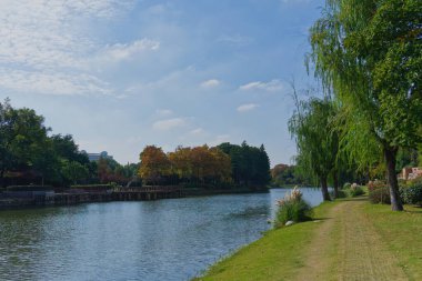 Hazine Gemisi Tersanesi Parkı - Park üç kuru rıhtım havuzu ve bir müze gibi gösterileri barındırıyor, bir hazine gemisinin tam boyutlu kopyası.