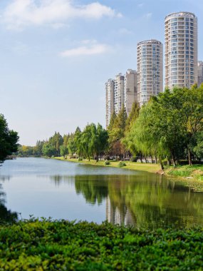 Hazine Gemisi Tersanesi Parkı - Park üç kuru rıhtım havuzu ve bir müze gibi gösterileri barındırıyor, bir hazine gemisinin tam boyutlu kopyası.
