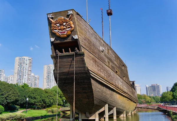 Hazine Gemisi Tersanesi Parkı - Park üç kuru rıhtım havuzu ve bir müze gibi gösterileri barındırıyor, bir hazine gemisinin tam boyutlu kopyası.