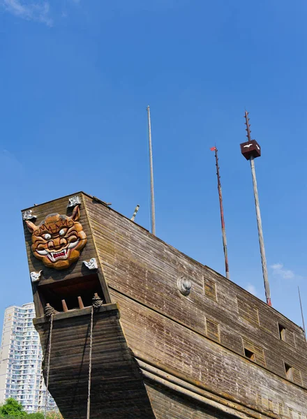 Hazine Gemisi Tersanesi Parkı - Park üç kuru rıhtım havuzu ve bir müze gibi gösterileri barındırıyor, bir hazine gemisinin tam boyutlu kopyası.