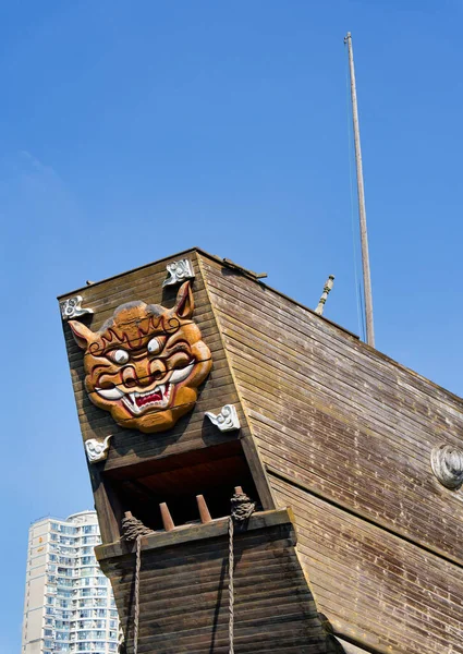 Hazine Gemisi Tersanesi Parkı - Park üç kuru rıhtım havuzu ve bir müze gibi gösterileri barındırıyor, bir hazine gemisinin tam boyutlu kopyası.