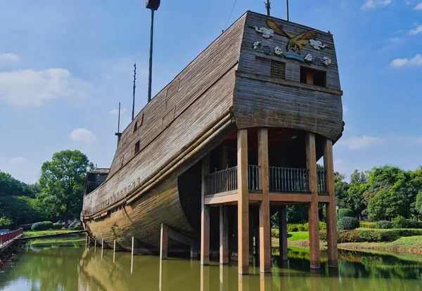 Hazine Gemisi Tersanesi Parkı - Park üç kuru rıhtım havuzu ve bir müze gibi gösterileri barındırıyor, bir hazine gemisinin tam boyutlu kopyası.