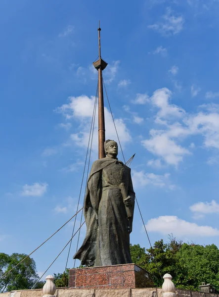 Hazine Gemisi Tersanesi Parkı - Park üç kuru rıhtım havuzu ve bir müze gibi gösterileri barındırıyor, bir hazine gemisinin tam boyutlu kopyası.