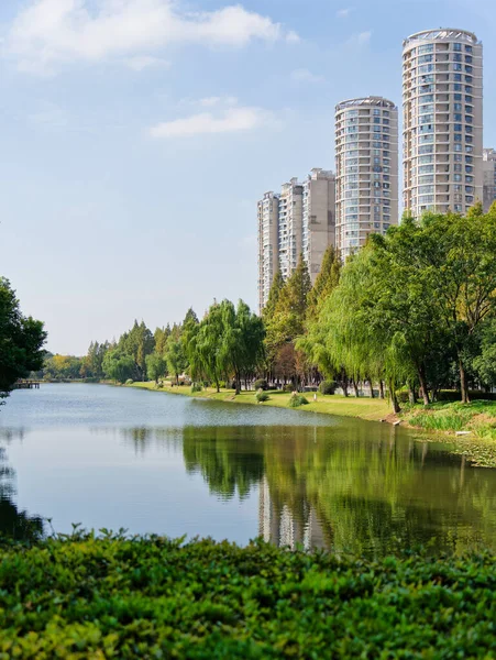 Hazine Gemisi Tersanesi Parkı - Park üç kuru rıhtım havuzu ve bir müze gibi gösterileri barındırıyor, bir hazine gemisinin tam boyutlu kopyası.
