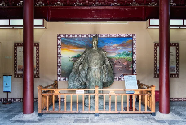 Hazine Gemisi Tersanesi Parkı - Park üç kuru rıhtım havuzu ve bir müze gibi gösterileri barındırıyor, bir hazine gemisinin tam boyutlu kopyası.