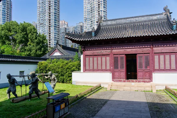 Hazine Gemisi Tersanesi Parkı - Park üç kuru rıhtım havuzu ve bir müze gibi gösterileri barındırıyor, bir hazine gemisinin tam boyutlu kopyası.