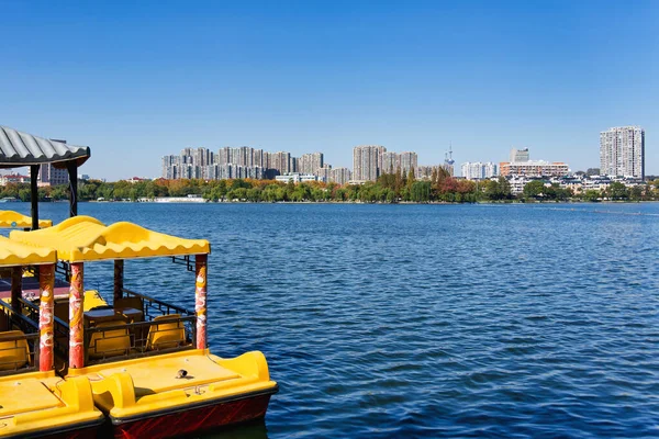 Nanjing Mochou Gölü Parkı - Şehir Sahnesi