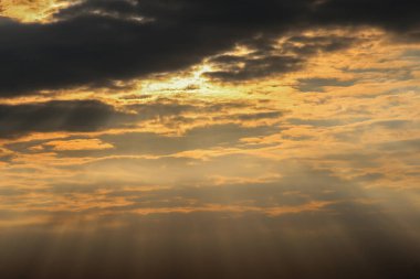 Gökyüzünün atmosferik bir fotoğrafı. Güneş ışınları bina bulutlarını delip geçiyor. Henlow, Bedforshire, İngiltere, İngiltere.  