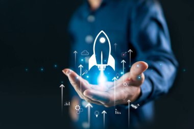 Rekabet, iş, ticaret, endüstri ve eğitim kavramı, daha fazla rakibi olan AI, avucunda bir ikon, oklar ve roketler olan bir iş adamı,.