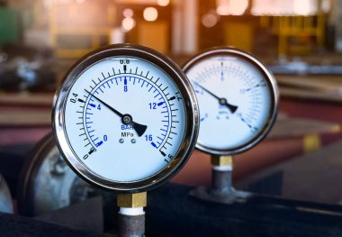 Boru basıncını test ederken basınç ölçer. Endüstriyel bir fabrikada, yakın çekim.