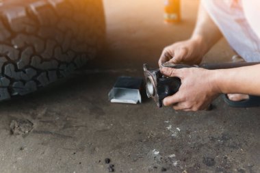 Bu teknisyen, yıpranmış veya hasarlı parçaları yenileriyle değiştirerek, pikap kamyonlar için evrensel eklem yönleri kuruyor. Genel onarım dükkanları, oto tamirhaneleri ve hizmet merkezleri için elverişli.