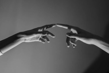 Bir erkek ve bir kadının el ele tutuşması, bağları, birliği ve insan ilişkilerini sembolize eder..