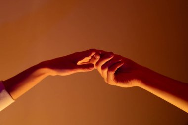 Bir erkek ve bir kadının el ele tutuşması, bağları, birliği ve insan ilişkilerini sembolize eder..