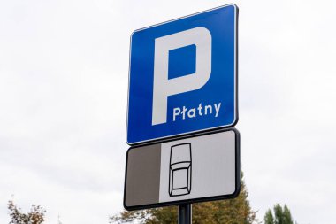 Şehir caddesinde park yeri için ilave talimatlarla ödenmiş. Yönetmelik ve uygun park metodunu gösteriyor..