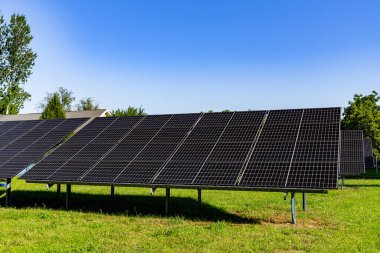 Zemine monte edilmiş güneş panelleri güneş ışığını bir güneş çiftliğinde emer, temiz enerji konsepti, yenilenebilir enerji, sürdürülebilir teknoloji.