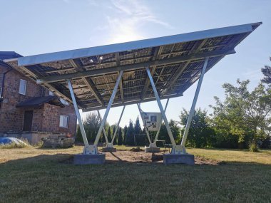 Zemine monte edilmiş güneş panelleri güneş ışığını bir güneş çiftliğinde emer, temiz enerji konsepti, yenilenebilir enerji, sürdürülebilir teknoloji.