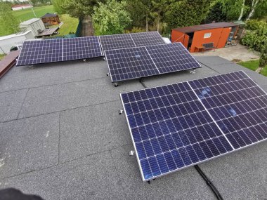 Özel bir konutun çatısına güneş panelleri yerleştirilmiş. Görüntü, iç ortamdaki yenilenebilir enerji teknolojisini gösteriyor..