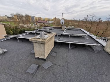 Özel bir konutun çatısına güneş panelleri yerleştirilmiş. Görüntü, iç ortamdaki yenilenebilir enerji teknolojisini gösteriyor..