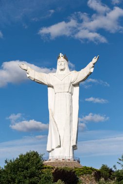 Kral İsa heykeli. Dünyadaki en uzun İsa heykellerinden biri ve önemli bir dini eser..
