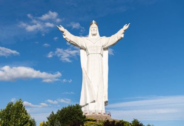 Kral İsa heykeli. Dünyadaki en uzun İsa heykellerinden biri ve önemli bir dini eser..