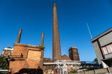 Polonya 'da tarihi bir sanayi binası olan Szombierki Heat Power Station' ın detaylı bir görüntüsü, eşsiz mimari özelliklerini ve yıpranmış dokularını gözler önüne seriyor..