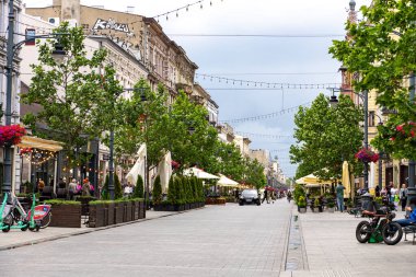 Piotrkowska Caddesi manzarası - mimarisi, dükkanları ve canlı şehir hayatıyla bilinen tarihi bir yaya caddesi.