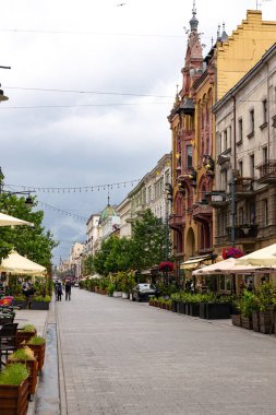 Piotrkowska Caddesi manzarası - mimarisi, dükkanları ve canlı şehir hayatıyla bilinen tarihi bir yaya caddesi.
