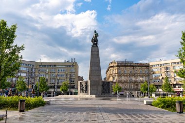 Polonya 'nın Lodz kentindeki Özgürlük Meydanı' nda dikilen Tadeusz Kosciuszko anıtının manzarası kentsel mimariyle çevrili..