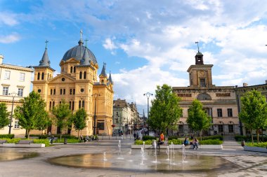 Polonya 'nın Lodz kentindeki Özgürlük Meydanı' ndan görülen Piotrkowska Caddesi manzaralı şehir manzarası ve tarihi binalar.