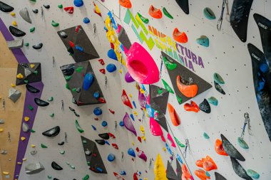 İçerideki duvarda canlı, kayalar ve tırmanma pratiği için çok renkli ambarlar var. Spor ve spor meraklıları için mükemmel..