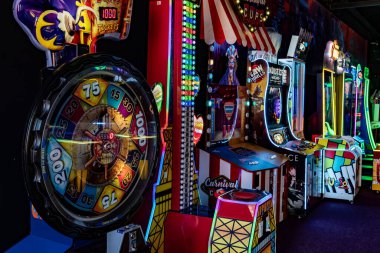 Manufaktura alışveriş merkezinin eğlence alanındaki renkli çocuk oyun makineleri. Parlak ve eğlenceli oyun ortamı.