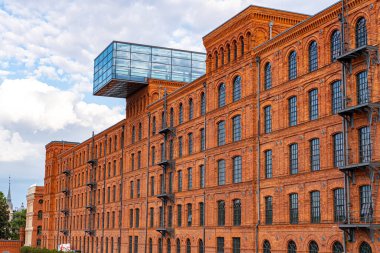 Manufaktura bölgesinde restore edilmiş bir kırmızı tuğla fabrikası manzarası. Lodz, Polonya.