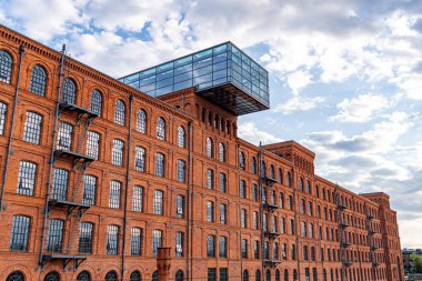Manufaktura bölgesinde restore edilmiş bir kırmızı tuğla fabrikası manzarası. Lodz, Polonya.
