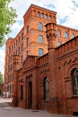 Manufaktura bölgesinde restore edilmiş bir kırmızı tuğla fabrikası manzarası. Lodz, Polonya.