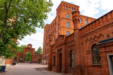 Manufaktura bölgesinde restore edilmiş bir kırmızı tuğla fabrikası manzarası. Lodz, Polonya.