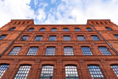 Manufaktura bölgesinde restore edilmiş bir kırmızı tuğla fabrikası manzarası. Lodz, Polonya.