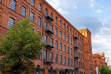 Manufaktura bölgesinde restore edilmiş bir kırmızı tuğla fabrikası manzarası. Lodz, Polonya.