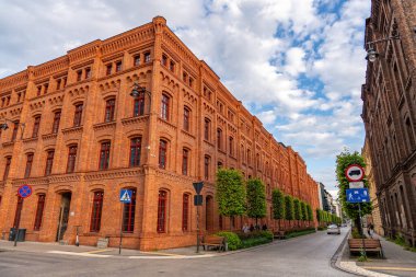 Manufaktura bölgesinde restore edilmiş bir kırmızı tuğla fabrikası manzarası. Lodz, Polonya.