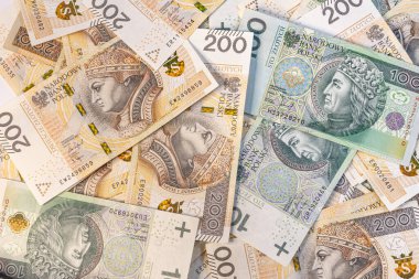 Sıkıca düzenlenmiş 100 ve 200 zloti banknota sahip kusursuz bir Polonya parası, finans, bankacılık ve yatırım görselleri için ideal.