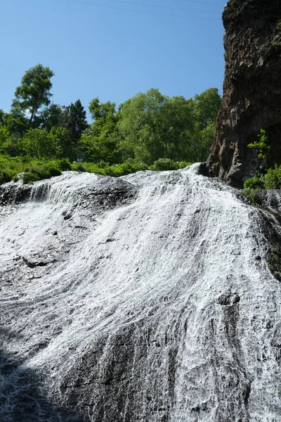 Ormanda güzel bir şelale