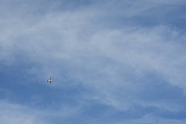 Mavi gökyüzünde uçan uçak