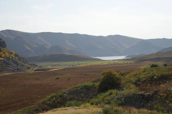 Dağlarda nehri olan güzel bir manzara.
