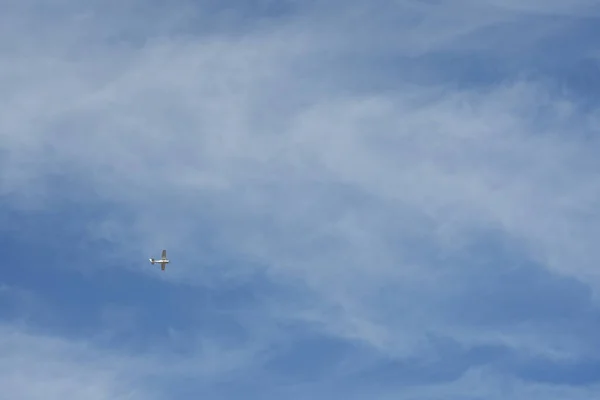 Mavi gökyüzünde uçan uçak