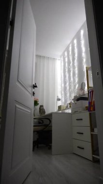 Güzel yeni yıl çelenkleri ve masada güzel bir kedisi olan bir çalışma odası.