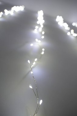 Beyaz arka planda çelenk olan çelenk ışıkları. Yılbaşı geçmişi. şenlikli dekor